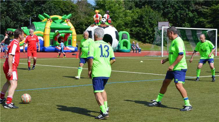 Auch Walking Football stand auf dem Programm,hier spielt Schalke 04 gegen Untermosel.
