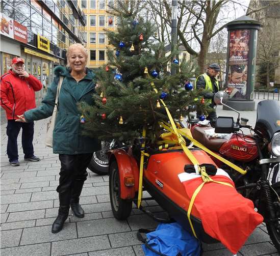 Auch Walli aus dem belgischen Spa war mit von der Partie und posierte neben Thomas Ullrich`s Baum im Beiwagen.sot