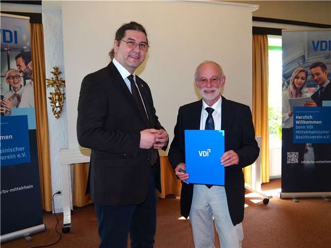 Auch Walter Nuppeney aus Bad Breisig wurde für seine 50-jährige Mitgliedschaft im VDI geehrt. Der Vorsitzende Dr. Thomas Kinsky übereichte eine Urkunde und das Ehrenabzeichen. Fotos: VDI