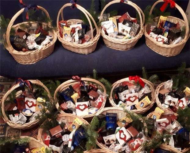 Auch Weihnachtsgeschenke für die Senioren in Form von Präsentkörben sind ein großes Anliegen des Lions Clubs.