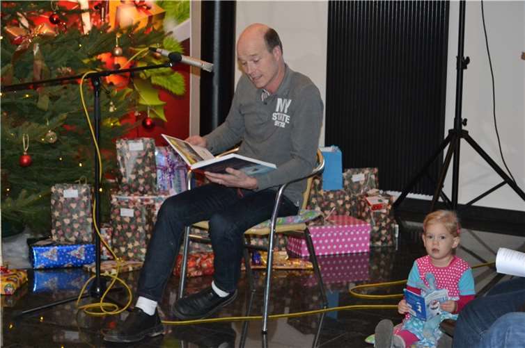Auch Weihnachtsgeschichten werden vorgelesen.