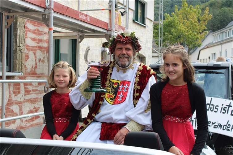 Auch Weingott Bacchus huldigte dem Dernauer Wein. 