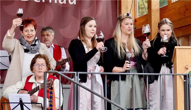Auch Weinkönigin Alisa Heimermann begab sichmit ihren beiden Weinprinzessinnen auf den Wanderweg.