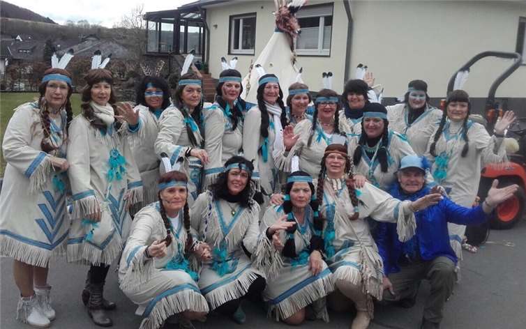 Auch Wind und Regen konnten die gute Stimmung der Riedener Möhnen bei dem tollen Veilchendienstagszug nicht schmälern, denn ein Indianer kennt keinen Schmerz! In der Moddebach-Halle feierte man noch lange und prostete sich auf den erfolgreichen guten Ablauf der Session zu.privat