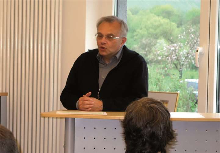 Auch Witze gehörten zur Abschiedsveranstaltung, hier Pastor Ritterrath am Pult (oder etwa in der Bütt?). Privat