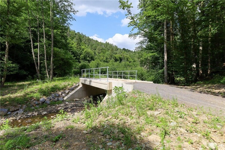 Auch abseits der Hauptverkehrswege gibt es Erfolge des Wiederaufbaus, wie hier die neue Vischelbach-Brücke als Teil eines Wirtschafts- und Wanderweges der Höhengemeinde.  Foto: Thorsten Trütgen / VG Altenahr