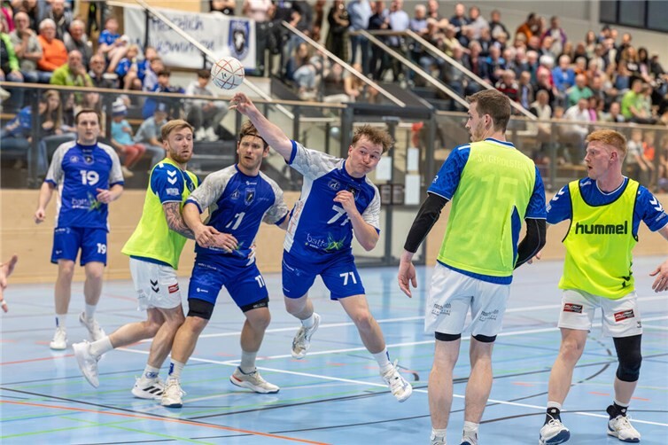 Auch acht Treffer von Mark Grathoff (am Ball) reichten am Ende nicht zum Heimsieg.