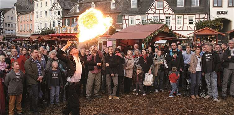 Auch als Feuerspucker stand Flohzirkus-Direktor Gilbert seinen Mann. DL