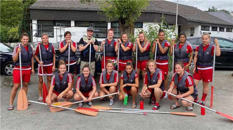 Auch als Kanutinnen machen die Regionalligafußballerinnen des SC 13 Bad Neuenahr eine gute Figur.Quellen: SC 13 Bad Neuenahr