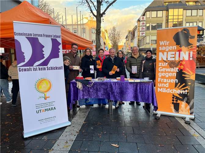 Auch am Aktionsstand in Neuwied machten die Gleichstellungsbeauftragten von Stadt und Kreis Neuwied, unterstützt von Landrat Achim Hallerbach sowie von Oberbürgerbürgermeister Jan Einig und Bürgermeister Peter Jung, auf das Thema „Gewalt gegen Frauen in engen sozialen Beziehungen“ aufmerksam. Fotos: Dagmar Leimpeters