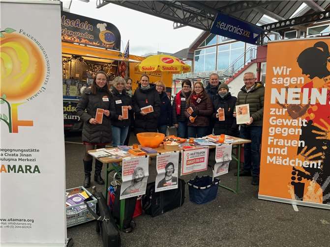 Auch am Aktionsstand in der Kulturstadt Unkel machten die Gleichstellungsbeauftragten von Stadt und Kreis Neuwied, unterstützt von Landrat Achim Hallerbach sowie dem Unkeler Verbandsbürgermeister Karsten Fehr, auf das Thema „Gewalt gegen Frauen in engen sozialen Beziehungen“ aufmerksam.