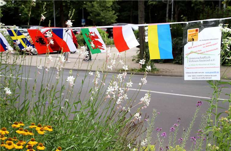 Auch am Beet wird auf die neue Art von Wohnen in Neuwied hingewiesen. Foto: Willi Luttenberger