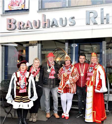 Auch am Brauhaus am Wilhelmsplatz legte die närrische Gesellschaft Station ein: das Dreigestirn Prinz Sigur I., Bauer Sabino I. und Prinzessin Petra I. zeigte sich strahlend mit Guido Kremin, der die Schilder angefertigt hatte, und Wirt Peter Schemerka. EICH