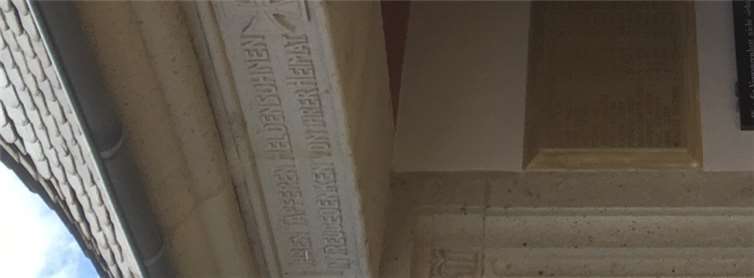 Auch am Ehrenmal wurde ein Schild angebracht.