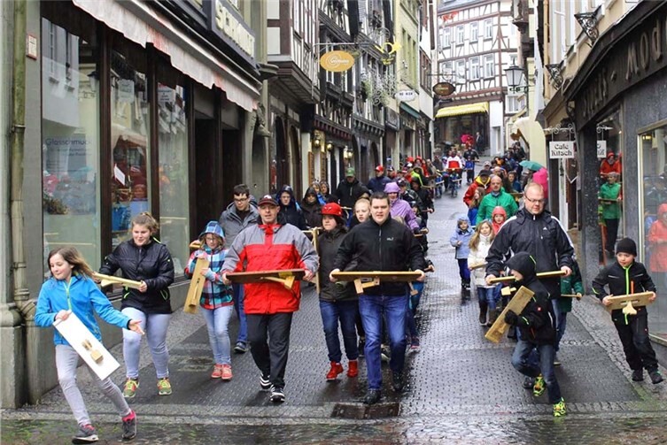 Auch am Karfreitag schlängelte sich mitgtabgs eine ansehnliche „Klapperschlange“ die Rheinstraße zum Burgplatz hinab. DL