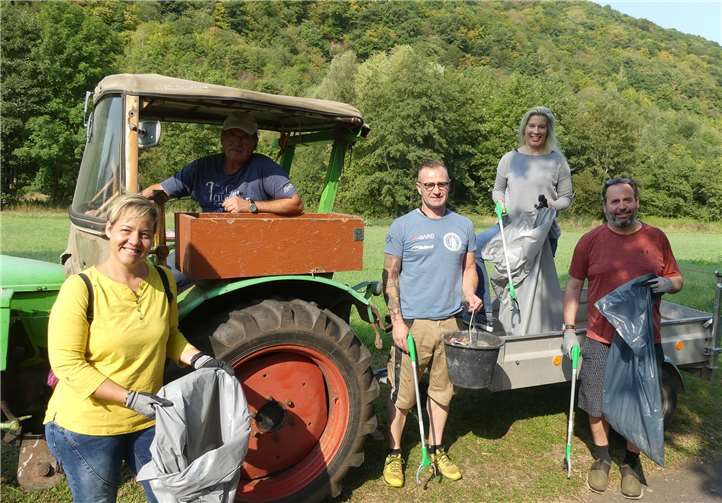 Auch am Moselufer in Alf waren die Saubermänner und Frauen mit Traktor und Anhänger unterwegs.