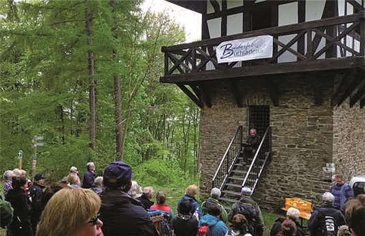 Auch am Römerturm legte die Wandergruppe eine Pause ein.