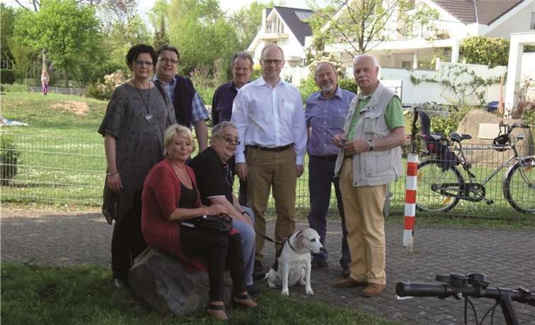 Auch am Spielplatz Rheinkiesel in Unkel-Süd waren die CDU-Kandidaten um Alfons Mußhoff vor Ort, um sich ein Bild zu machen. privat