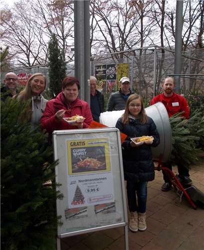 Auch am letzten Adventssamstag gibt es besondere Aktionen am Kulturbühnen-Stand und beim Weihnachtsbaumverkauf, wo es für alle, die einen Weihnachtsbaum erwerben, gratis eine leckere Currywurst mit Pommes frites gibt.  privat