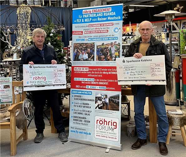 Auch am vierten Advents-Samstag wurden die röhrig-Benefiz-Aktionen mit Schecküberreichungen von Hans Peter Röhrig und Heinz Hermes für den Schulbau im rheinland-pfälzischen Partnerland Ruanda fortgeführt. Foto: privat