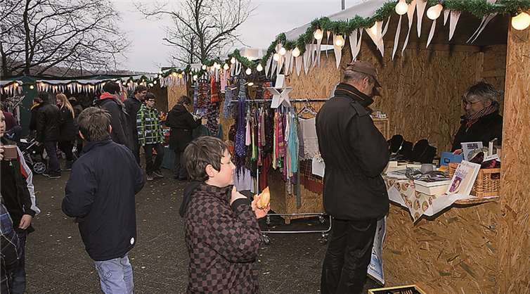 Auch an benachteiligte Menschen dachten Aussteller und Veranstalter des Puderbacher Weihnachtsmarktes: Der Erlös des Verkaufs der Hütte, die vorne rechts im Bild zu sehen ist, ging an den Verein „Lichtblick“, der Frauen in Not unterstützt. WT