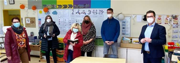 Auch an der Grundschule Feldkirchen holte man die notwendigen Informationen ein. Im Bild (von links): Schulamt-Sachbearbeiterin Heike Born, die externe Beraterin Petra von Berlepsch, Schulamt-Sachbearbeiterin Sonia Scharf, Amtsleiterin Sandra Thannhäuser, Matthias Werner, Schulleiter der Grundschule Feldkirchen, und Bürgermeister und Schuldezernent Peter Jung. Foto: Stadt Neuwied