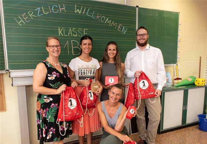 Auch an der Sonnenlandschule verteilte Michael Noll von den SWN die Schultüten. Darüber freuten sich auch (v.l.) die Schulleiterin Ina Koch, Ines Rathofer, Julia Kehr und Magarita Erlenbusch.SWN