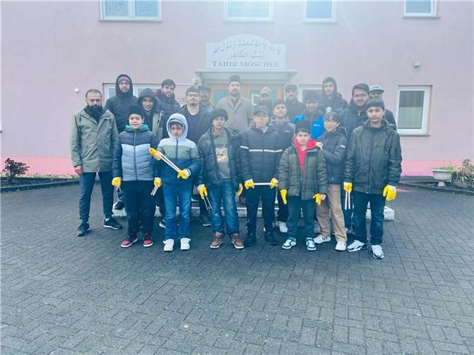 Auch an der Tahir Moschee wurde aufgeräumt. Foto: Ahmadiyya Koblenz