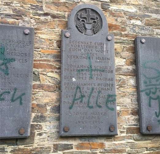 Auch an drei Gedenktafeln wurde gesprayt.privat