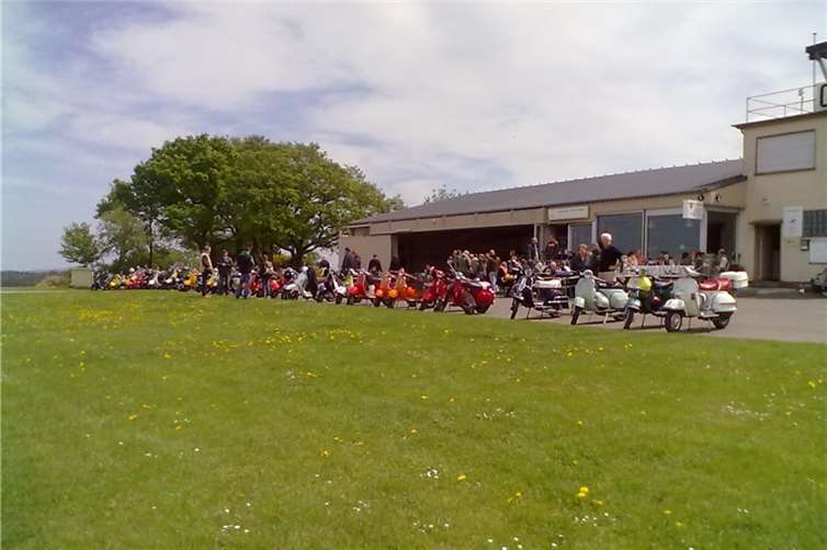 Auch andere Gruppen haben den Flugplatz für sich entdeckt. Hier eroberten Vespas die Flugplatzgaststätte.Ursula Bodenheim