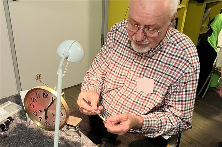 Auch antike Uhren können nach der Reparatur wieder viel Freude bereiten.