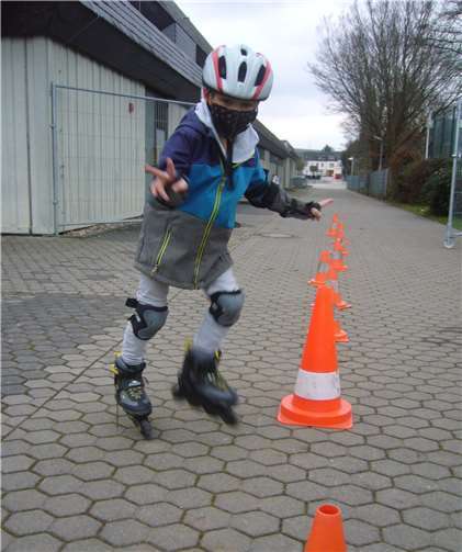 Auch auf Inline-Skates mit Maske unterwegs.Quelle: Kita Chateau-Renault