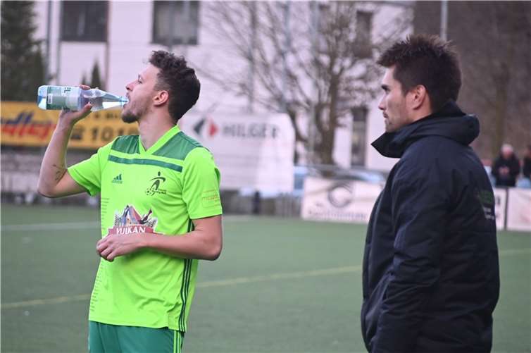 Auch auf Rechtsverteidiger Milan Rawert (links) musste der ebenfalls verletzte Spielertrainer Kodai Stalph beim Ahrweiler BC verzichten.  Foto: SK