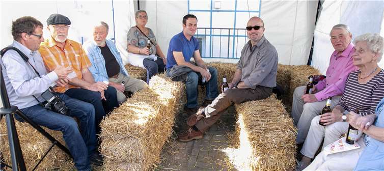 Auch auf Strohballen machten es sich die Gäste beim Kartoffelfest in Nierendorf gemütlich.JOST