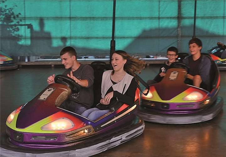 Auch auf dem Autoscooter geht es los.