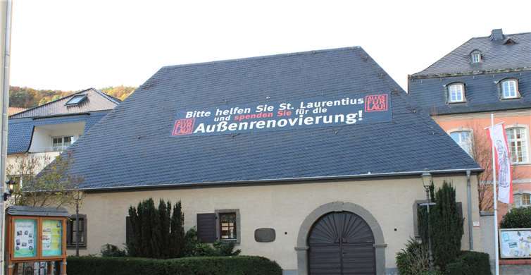 Auch auf dem Dach der Zehntscheuer ist „Alles für Lau“ präsent.