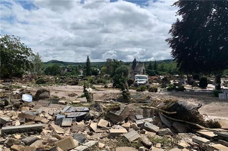 Auch auf dem Friedhof am Ahrtor bietet sich noch ein Bild der Zerstörung. Foto: ROB