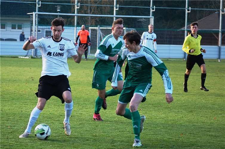 Auch auf dem Hybridrasenplatz in Ettringen wird in nächster Zeit kein Fußball gespielt. Fotos: SK