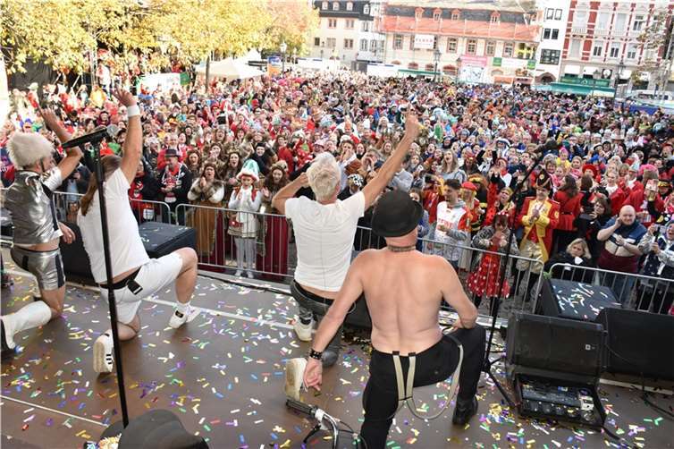 Auch auf dem Münzplatz in Koblenz wird wieder der Start in die neue Karnevalssession gefeiert.  Foto: Archiv/HEP