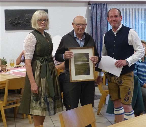 Auch auf dem Plan standen Ehrungen und so wurde Walter Zimmermann aufgrund seiner zahlreichen Verdienste für den Verein zum ersten Ehrenmitglied des Hegeringes ernannt.Foto: A. Templin