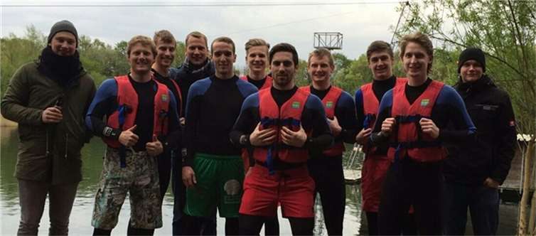 Auch auf dem Wasser gibt die 1. Mannschaft der HSG Rheinbach-Wormersdorf eine gute Figur ab.privat