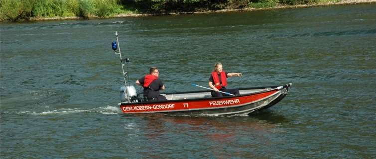 Auch auf dem Wasser war die Feuerwehr im Einsatz.