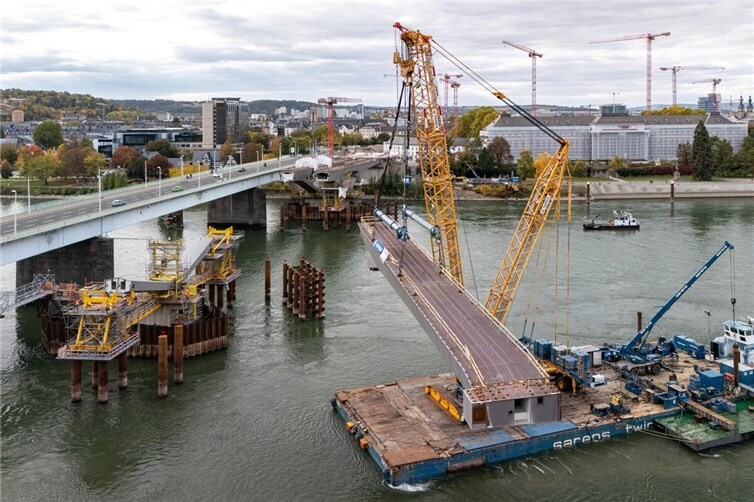 Präzisionsarbeit auf dem Rhein in Koblenz  Auch auf der Pfaffendorfer Seite konnten im Oktober die ersten Stahlbauteile für die Pfaffendorfer Brücke per Kran eingehoben werden. Fotos: one more picture - Thorsten Wagner