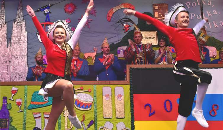 Auch auf heimischer Bühne brilliertendie Deutschen Paartanzmeister Jenny und Rene