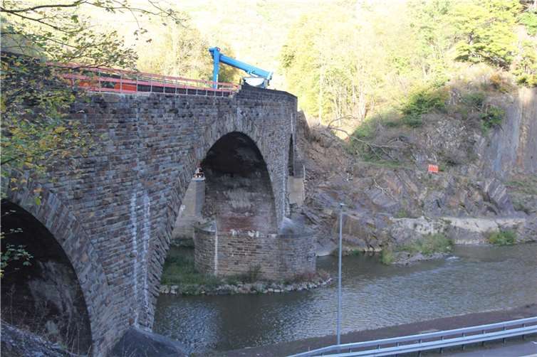Auch auf, vor und hinter dem Viadukt bei Altenahr wird gearbeitet.
