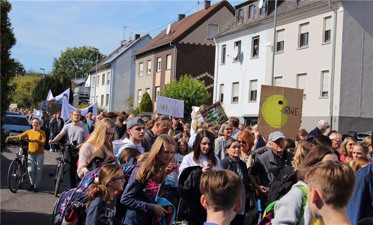 Auch aus den umliegenden Gemeinden wie Höhr-Grenzhausen, Ransbach-Baumbach, Selters oder Wirges kamen Demonstranten nach Montabaur..
