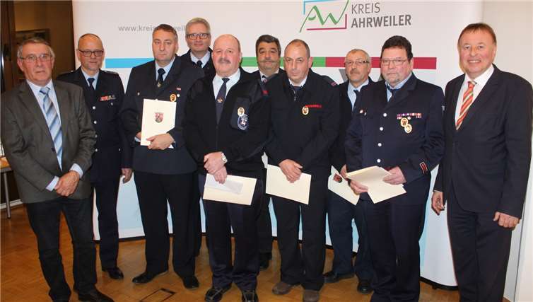 Auch aus der Verbandsgemeinde Altenahr wurden sieben Feuerwehrmänner geehrt.