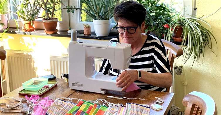 Auch bei Annemarie Krämer-Wendel rattert permanent die Nähmaschine. Foto: BS
