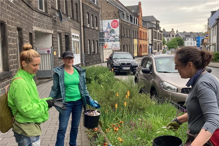 Auch bei Regenwetter im Einsatz für eine saubere Stadt: Natascha Lentes, Monika Treis und Sabine Schillinger von BÜNDNIS 90/DIE GRÜNEN“
