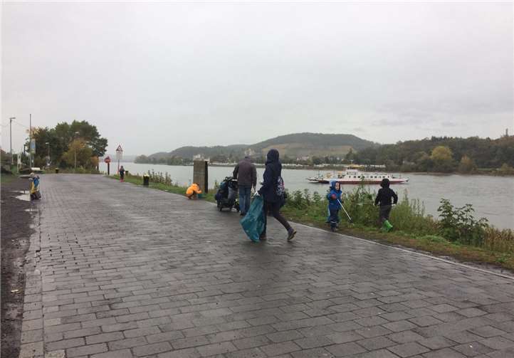 Auch bei Regenwetter ließen es sich in Bad Breisig 26 Helfer nicht nehmen, für ein sauberes Rheinufer mit anzupacken. Auch hier war das Ergebnis trotz der kurzen Strecke erschreckend. Auf zwei Kilometern kamen 12 blaue Säcke zusammen.